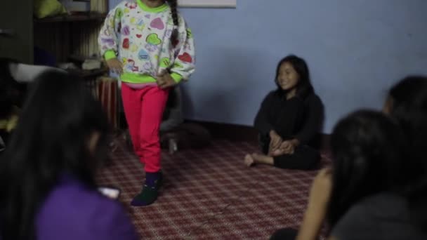 Pokhara, Νεπάλ - 18 Νοεμβρίου 2019: Ένα χαριτωμένο μικρό κορίτσι από τη Νεπάλ που χορεύει και χαμογελάει στο δωμάτιο. Ορφανοτροφείο. — Αρχείο Βίντεο