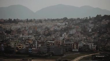 Katmandu, Nepal 'in eteklerindeki evler. Yüksek yoğunlukta. Çok katlı daireler. Şehrin yukarıdan manzaralı manzarası