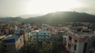 Katmandu, Nepal 'deki evler. Sabahları şehir manzarası. Dağlar.