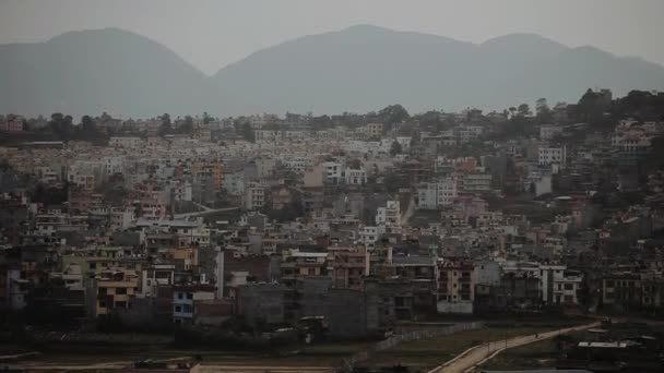 De huizen aan de rand van Kathmandu, Nepal. Hoge dichtheid. Appartementen met meerdere verdiepingen. Landschappelijk uitzicht op de stad van bovenaf — Stockvideo