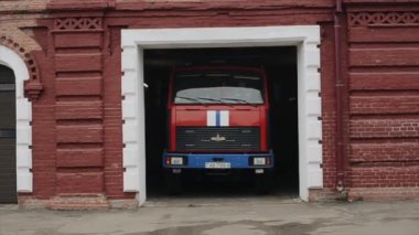 Bobruisk, Belarus- 23 Kasım 2019: Modern bir itfaiye aracı garaja yavaşça geri geri geri gidiyor. Yan görünüm