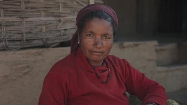 Pokhara, Nepal - 18 november 2019: En närbild av en nepalesisk kvinna som tittar in i kameran. — Stockvideo