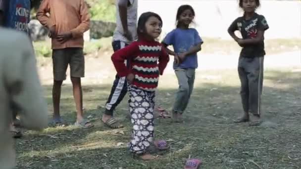 ポカラ、ネパール- 18 11月2019:他の子供たちと踊る美しいネパールの女の子。笑顔自然. — ストック動画