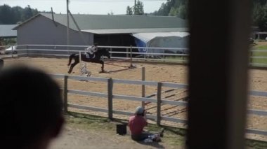 Minsk, Belarus - 19 Temmuz 2019: Binicilik yarışmalarında engellerden atlayan bir atın seyirci platformundan görüntüsü