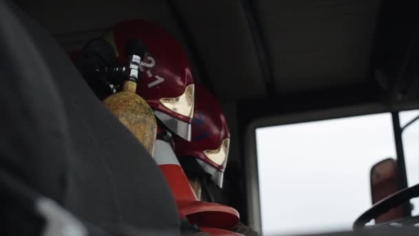 Close-up van een hutraam van een rood-witte grote brandweerwagen met een spiegel op de voorgrond — Stockvideo