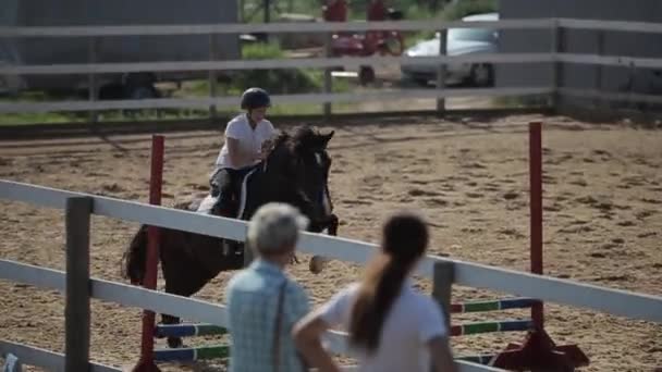 ミンスク、ベラルーシ- 19 7月2019:馬術競技で鞍にジョッキーとギャロップ馬の遅い動き — ストック動画