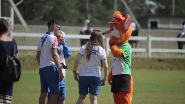 Minsk, Bělorusko - 19. července 2019: Maskot liška Lesik vesele zdraví diváky na 2. evropských hrách — Stock video