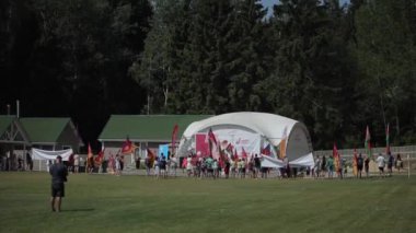 Minsk, Belarus - 19 Temmuz 2019: 2 Avrupa Oyunları 'nın açılışında bir grup insan ellerinde bayraklarla ön bahçede sporcularla gösteri yapıyor.