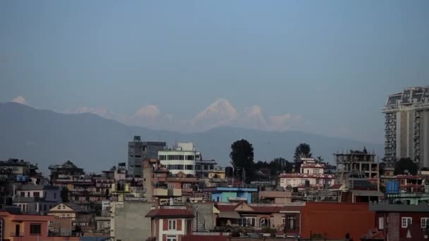 Stadsbilden av nepalesiska hus. Himalaya i bakgrunden. Everest Nepal — Stockvideo