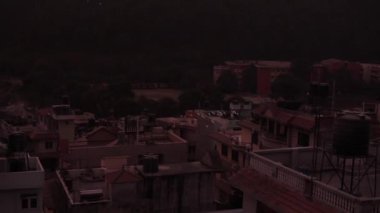 Günbatımı, şafak ve şehir manzarası Katmandu, Nepal. Kuşlar sabah erkenden uçuyor. Kara atış.