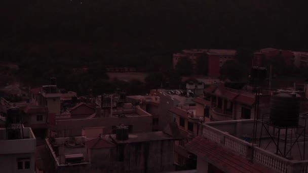 Günbatımı, şafak ve şehir manzarası Katmandu, Nepal. Kuşlar sabah erkenden uçuyor. Kara atış. — Stok video