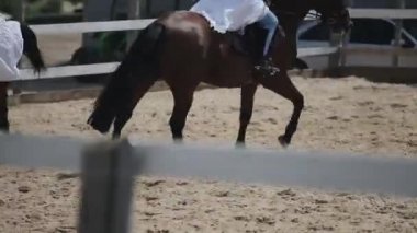 Minsk, Belarus - 19 Temmuz 2019: Korseli ve kafalarında çelenklerle beyaz ortaçağ klasik elbiseli iki genç kız