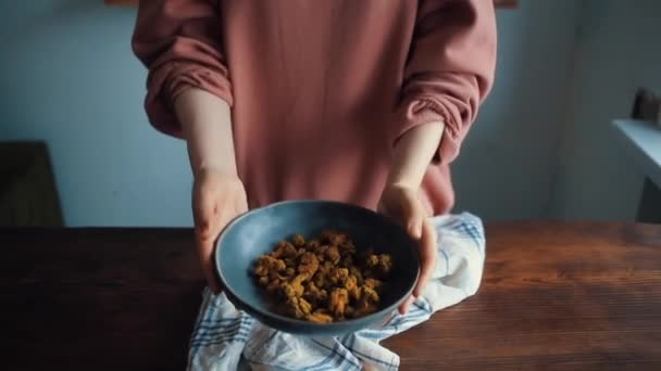 美丽的年轻快乐的女孩笑着拿出一道煮好的菜 — 图库视频影像