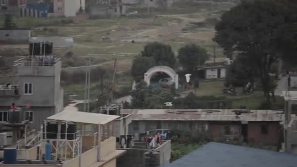 Oiseaux survolant Katmandou, Népal. Caméra qui suit les oiseaux. Paysage urbain . — Video