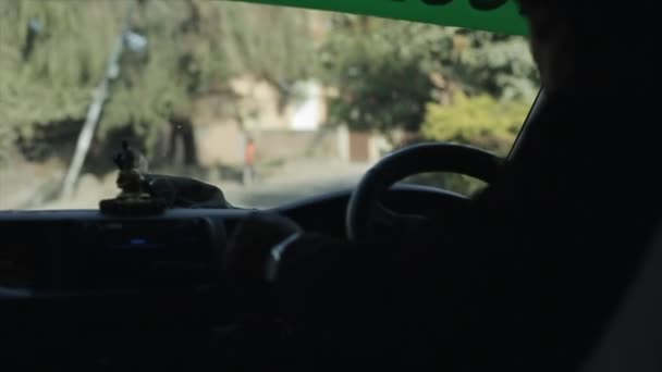 Een blik op een drukke chaotische nepalese straat vanuit autoperspectief. Mensen rijden op scooters, motoren. Verkeer. Nepal Kathmandu. — Stockvideo