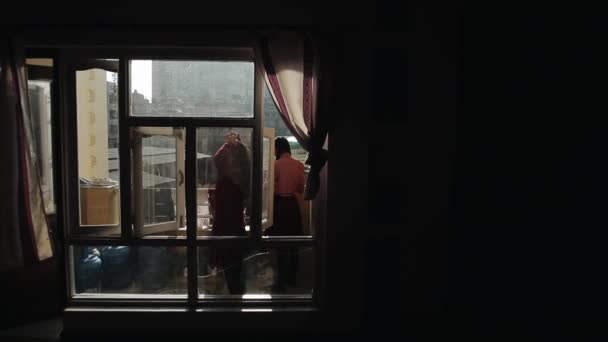 尼泊尔加德满都- 2019年11月25日：从黑暗房间到亚洲裔尼泊尔少女梳头的阳台的景色 — 图库视频影像