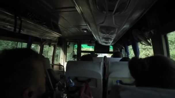 Una vista desde un viejo autobús asiático conduciendo a través del bosque. Nepal, Asia meridional . — Vídeo de stock