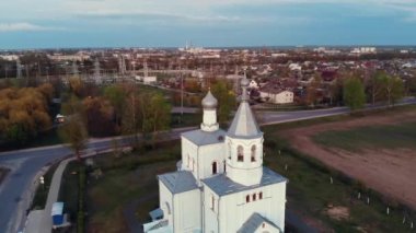 Şehir manzarasının arka planında bir Rus Ortodoks kilisesi ve bulutlu güzel bir gökyüzü.