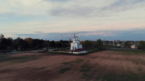 Vista aérea de una iglesia tradicional ortodoxa rusa sobre un fondo de paisaje urbano y un hermoso cielo nublado en el día de primavera — Vídeo de stock