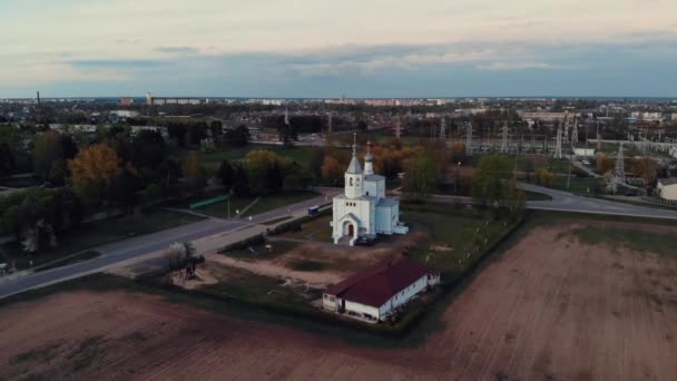 Vzdušný pohled na velký bílý ortodoxní kostel na předměstí ruského města proti krásné obloze — Stock video