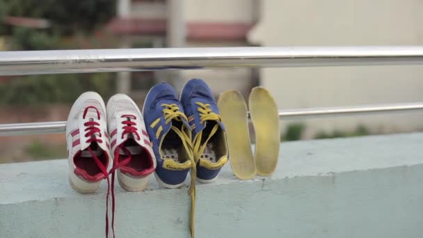 Kathmandu, Nepál - 27. listopadu 2019: Venku vysychají tenisky. Adidas old school. — Stock video