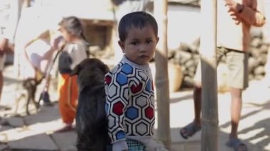 Kathmandu, Nepal - 27 Kasım 2019: Kameraya bakan şirin bir Nepalli çocuk. Masumların gözleri. Nepal, köy.