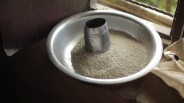 Pirinç taneli bir kase ve metal bir kupa. Asya.