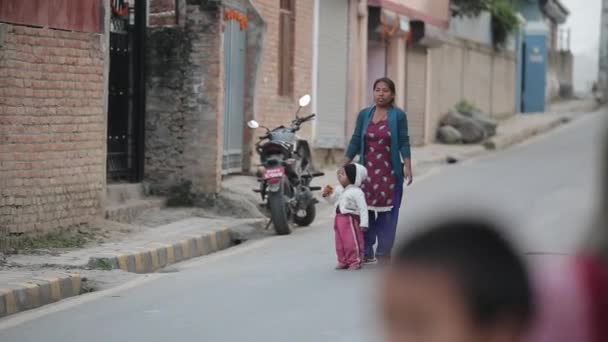 Kathmandu, Nepál - 27. listopadu 2019: Indická matka s dceruškou kráčející po ulici v Indii. — Stock video