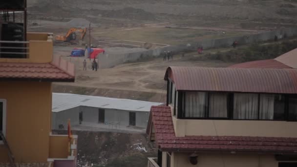 Alla periferia di Kathmandu, Nepal, Asia. Un primo piano su case nepalesi, balcone. Bandiera del Nepal sventola. Costruzione sullo sfondo . — Video Stock