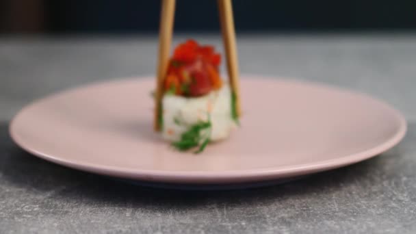 Ρολά σούσι με ρύζι και φρέσκα θαλασσινά με άνηθο απλώνονται σε ένα πιάτο με chopsticks. Παραδοσιακό γιαπωνέζικο φαγητό. Μακρο-βολή — Αρχείο Βίντεο