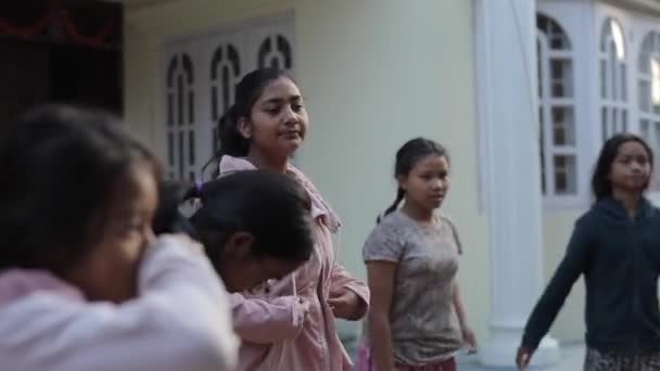 Katmandu, Nepal - 27 Kasım 2019: Asyalı kızlar egzersiz yapıyor ve sokakta ısınıyorlar — Stok video