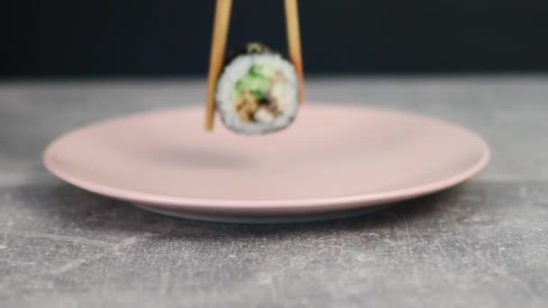 Assortiment de rouleaux de sushi sur une assiette avec différentes garnitures et avec des légumes frais et des herbes. La nourriture japonaise traditionnelle. Macro shot. 4K — Video