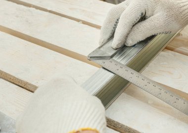 Ana metal profilinin genişliğini ölçer