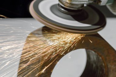 İşçi kesme metal taşlama ile yakın çekim