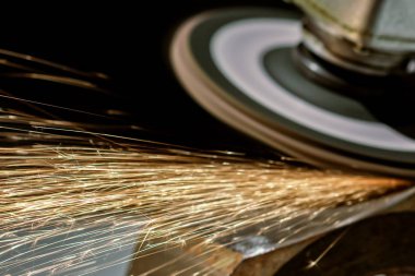 İşçi kesme metal taşlama ile yakın çekim