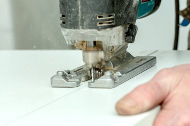  Elektrikli yapboz ve ahşap kalasla çalışan adamlar.