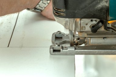  Elektrikli yapboz ve ahşap kalasla çalışan adamlar.