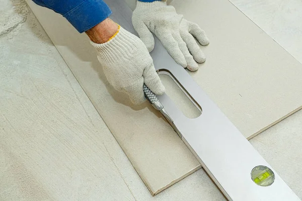 L'uomo taglia il bordo di gesso con il coltello . — Foto Stock