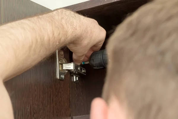 Ajuste, fixação dobradiça da porta do armário — Fotografia de Stock