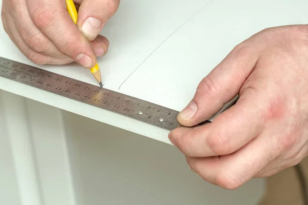 Deska drewniana z ołówkiem i linijką — Zdjęcie stockowe