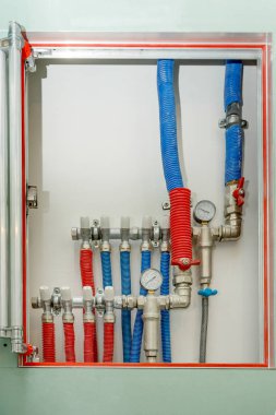 Merkezi ısıtma sisteminin plastik boruları ve ayrı su boruları