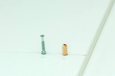 Tahtaya ve tahta bölmeye vidalanmanın canı cehenneme.