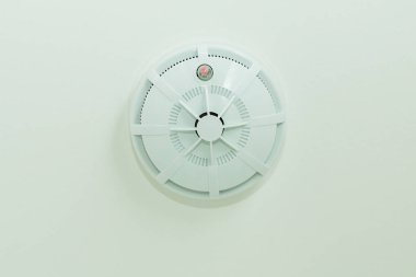 Duman dedektörü bir tavanda kapatın.