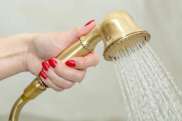 シャワーヘッドを持つ女性の手 — ストック写真