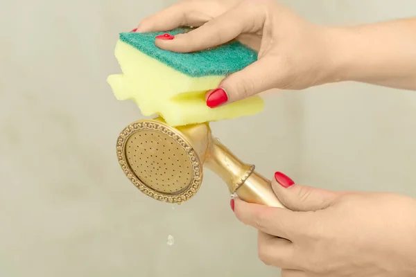 Femme nettoyage des mains, robinet moderne — Photo