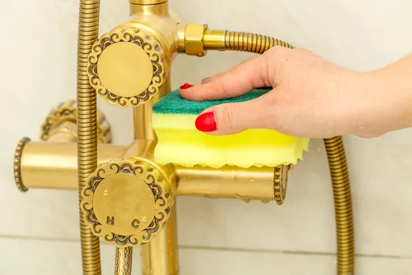 Femme nettoyage des mains, robinet moderne — Photo