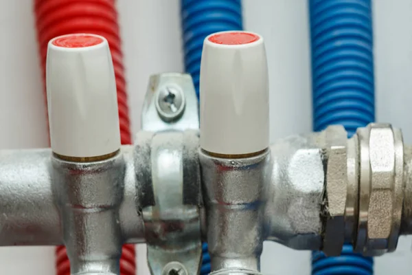 Tubos y válvulas de caldera. Válvulas rojas y azules para agua fría y caliente — Foto de Stock