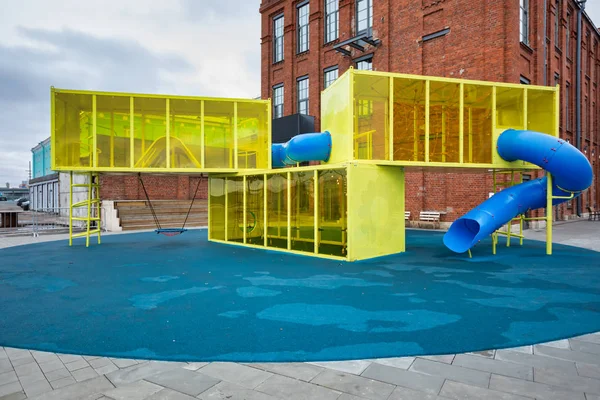 Modern çocuklar mavi slaytlı sarı oyun alanı