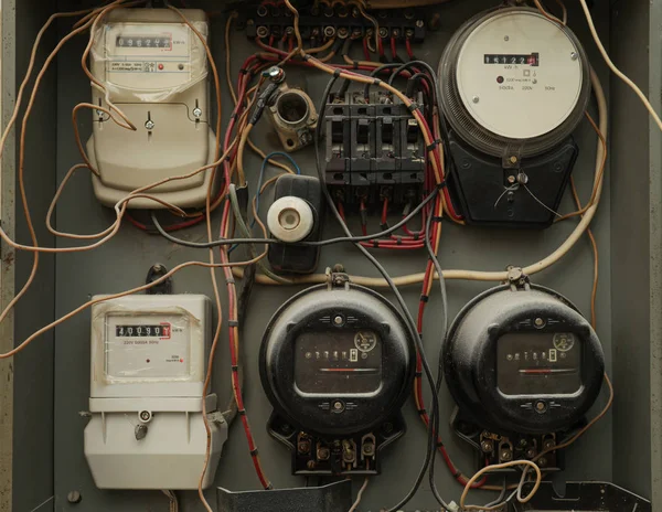 Medidor de electricidad analógico antiguo y nuevos medidores de electricidad — Foto de Stock