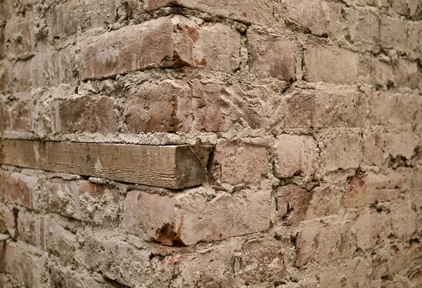 带有木制抵押的旧砖墙. — 图库照片